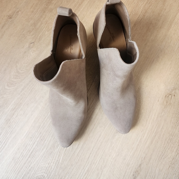 Universal Thread beige ankle boots size 8.5 women's - Picture 3 of 4